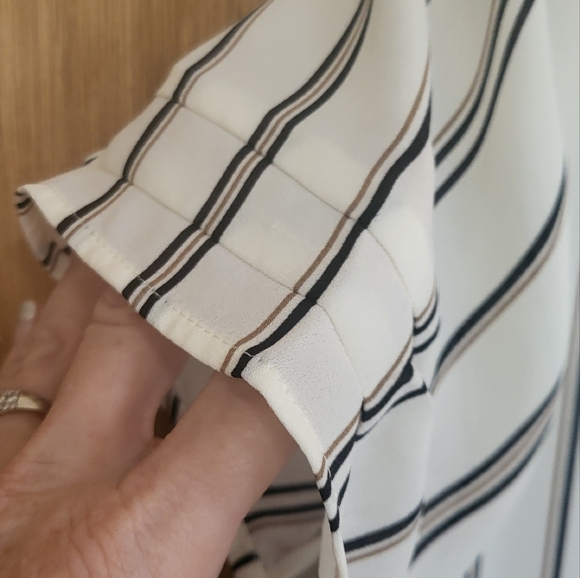 Daniel Rainn NWOT short sleeve striped blouse with split side hem, Medium - Picture 6 of 14